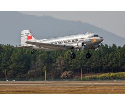 Douglas "Dakota" DC-3 CNAC - Trumpeter 05813