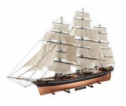 Model of clipper Cutty Sark made by Revell 05422